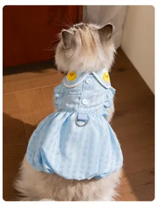 Vue de dos de la robe chat à carreaux bleu clair avec broderie canard et anneau en D.