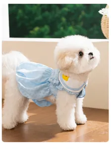 Detailaufnahme des süßen Sommer-Haustierkleids für kleine Hunde im Karomuster.