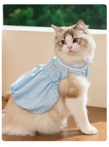 Jolie robe de princesse à carreaux bleus pour chats, vêtements d'été légers et respirants.