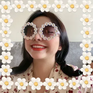Ins style cute daisy sunglasses for women, trendy flower decorative sun glasses for street photo.