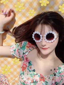 Trendy floral sunglasses with cute white daisy frame design for women fashion street style detail