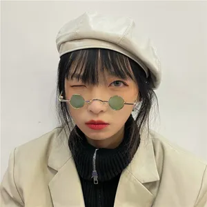 Detailansicht der kleinen runden Vintage Sonnenbrille mit Metallrahmen und Glaesern.
