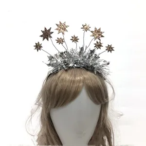 Detailansicht des glitzernden Sternen-Haarreifs mit silbernem Lametta für Party-Outfits.