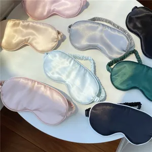 Detailopname van meerdere kleurrijke Satijnen slaapoogmaskers met zachte elastische banden.