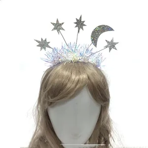 Detailaufnahme des Stern und Mond Haarreifs mit glitzernder Textur für festliche Anlässe.