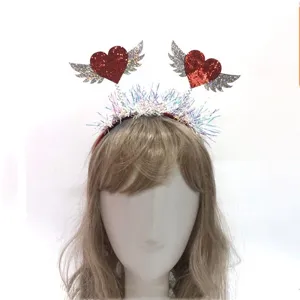 Nahaufnahme Detail des roten Glitzer Herz und silbernen Engel Fluegel Party Haarreifs.