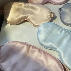 Zijden slaapmasker detailweergave met zachte satijnen textuur en elastische band in meerdere kleuren.