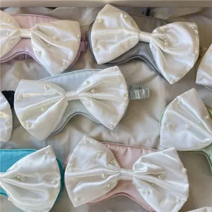 Seiden-Schlafmaske mit eleganter weißer Schleife und Perlen, weich und bequem für tägliche Ruhe.