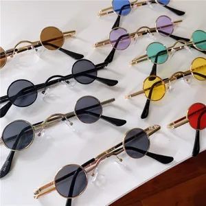 Vintage kleine runde Sonnenbrille mit Metallrahmen und bunten Gläsern für Damen und Herren.
