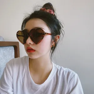 Retro herzförmige Sonnenbrille mit Leopardenmuster Rahmen für Damen, modischer süßer Stil.