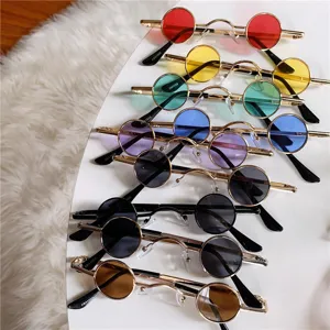 Retro Mini-Sonnenbrille mit bunten Gläsern und Metallrahmen. Perfekter Street-Style.