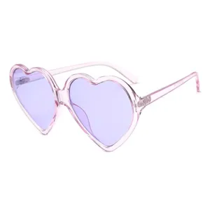 Rosa herzförmige Sonnenbrille mit lila Gläsern, süße Harajuku Style Streetwear Brille für Damen.
