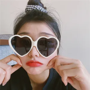 Retro große herzförmige Sonnenbrille für Damen, süße rosafarbene modische UV-Schutz Brille.