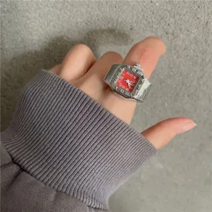 Punk Stil Uhrenring mit rotem Zifferblatt, kreativer Mini Fingeruhr Schmuck für trendige Paare.