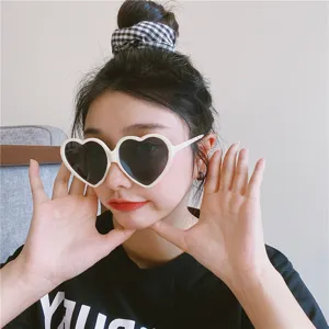 Retro herzförmige Sonnenbrille für Damen, süßer weißer Rahmen Oversize Sonnenbrille