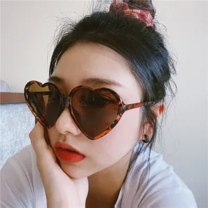 Vintage herzförmige Sonnenbrille mit stilvollem Leopardenmuster Rahmen für Damen Mode.