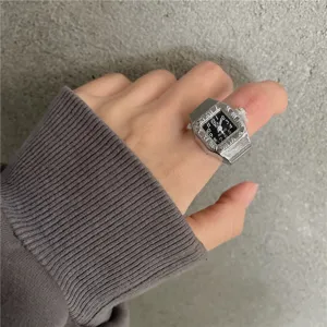 Silberner Metall Ringuhr Detailansicht, kreativer Punk Stil Mini Uhr Fingerring Schmuck.