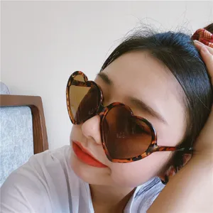 Detailaufnahme der Retro Schildpatt Herz Sonnenbrille, stilvoller niedlicher oversized Rahmen.