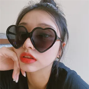 Retro oversized Herz Sonnenbrille für Damen, süße Mode schwarze Gestelle Street Style.