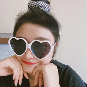 Retro süße herzförmige Sonnenbrille für Damen, großes Gestell süße weiße Sonnenbrille Street Style