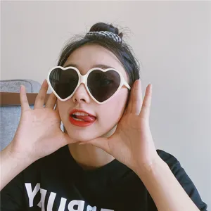 Vintage rosa Herz Sonnenbrille fuer Damen, niedliche grosse Rahmen Sonnenbrille Streetwear.