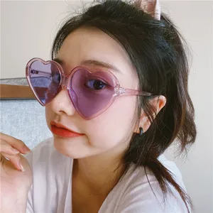 Rosa herzförmige transparente Sonnenbrille Detailansicht, Y2K Retro Mode Accessoire.
