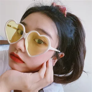 Detailansicht der Vintage herzförmigen Sonnenbrille mit gelben Gläsern für süßen Stil.