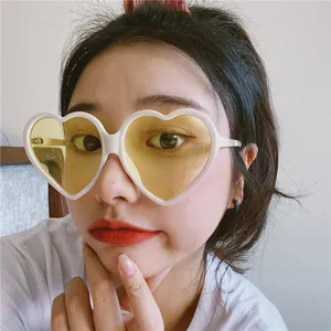 Retro süße herzförmige rosa Sonnenbrille für Damen, süßer Mädchen-Stil Streetwear Brille.