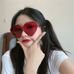 Modische rote herzförmige Sonnenbrille, Vintage Retro Ästhetik Brille für trendigen Streetstyle.