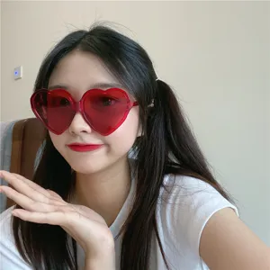 Rote herzförmige Sonnenbrille Detailaufnahme, retro süße große Herz Sonnenbrille für Damen.