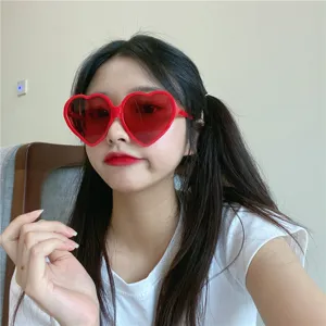 Niedliche rote Herz Sonnenbrille für Damen, übergroße Retro Liebe Fassung für Streetwear Mode.