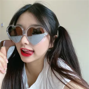 Retro herzförmige Sonnenbrille für Damen, süße übergroße rosa klare Rahmen Sonnenbrille.