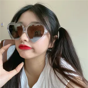 Retro süße herzförmige Sonnenbrille für Damen, trendiger Oversize transparenter Rahmen.