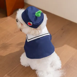 Grazioso mantello da marinaio per animali con cappello di fragola per cani, abbigliamento estivo.