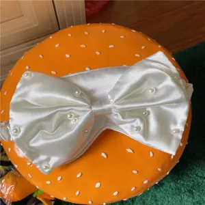 Weiße Satin-Schlafmaske mit großer Schleife und Perlenbesen für süßen Komfort in der Nacht.