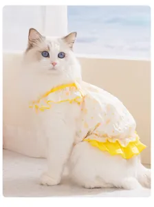 Gedetailleerd overzicht van ademende zomerjurk voor katten met mooie gele volants.