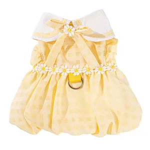 Jolie robe pour animal de compagnie à carreaux jaunes et col en dentelle pour chiens et chats.