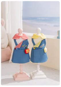 Abito estivo in denim per cani con colletto a quadri e peluche per piccoli cani e cuccioli.
