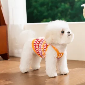 Dettaglio ravvicinato della canotta per cani traforata e traspirante con fiori per piccoli animali.