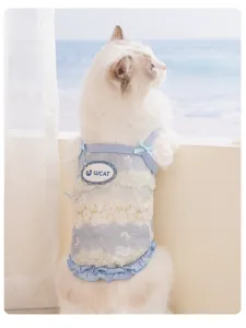Détail du caraco en dentelle pour animal avec tissu en maille respirant et nœud bleu.