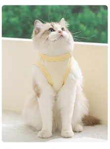 Detalle de chaleco para mascotas de malla transpirable, ropa de verano ligera para gatos.