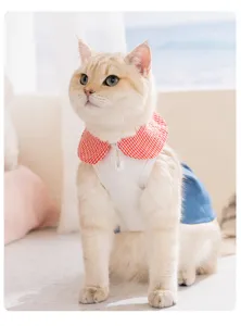 Grazioso vestito per animali con colletto a quadri rossi e gonna blu, ideale per gatti.
