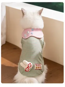 Vista dettagliata del gilet a righe per gatti, simpatico peluche, tessuto traspirante.