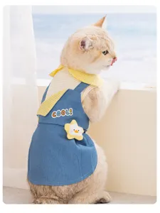 Primo piano dettagliato del vestito in denim per gatti con toppa a stella e stampa cool.