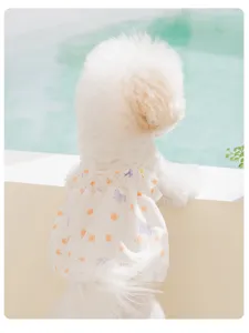 Details des süßen Blumen Hundekleids, süßer Schleifendruck und atmungsaktiver Stoff für kleine Pets.