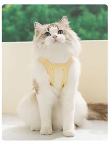 Vista muy detallada del chaleco amarillo de malla transpirable para gatos y perros pequeños.