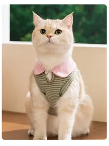 Gilet rigato estivo per gatti con colletto rosa, abbigliamento traspirante per cuccioli e cagnolini.