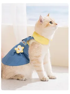Primo piano di un gatto carino che indossa un abito di jeans alla moda per animali.