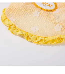 Belle robe pour animal de compagnie en maille jaune respirante avec des volants et des fleurs.