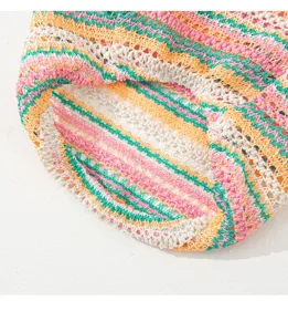 Nahaufnahme des bunten Strickgewebes für Haustierbekleidung mit fröhlichen Streifen.